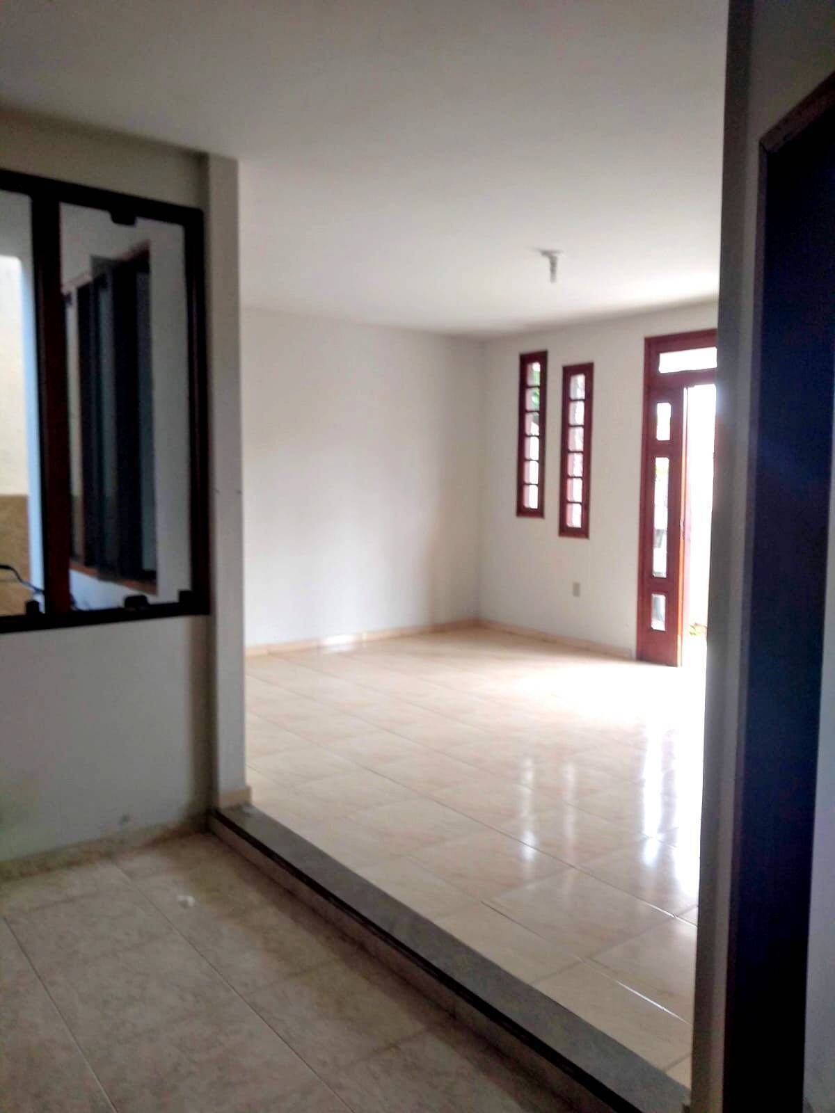 Casa à venda com 2 quartos, 100m² - Foto 1